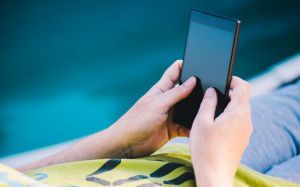 我国网民规模达11.25亿人 互联网普及率突破80%